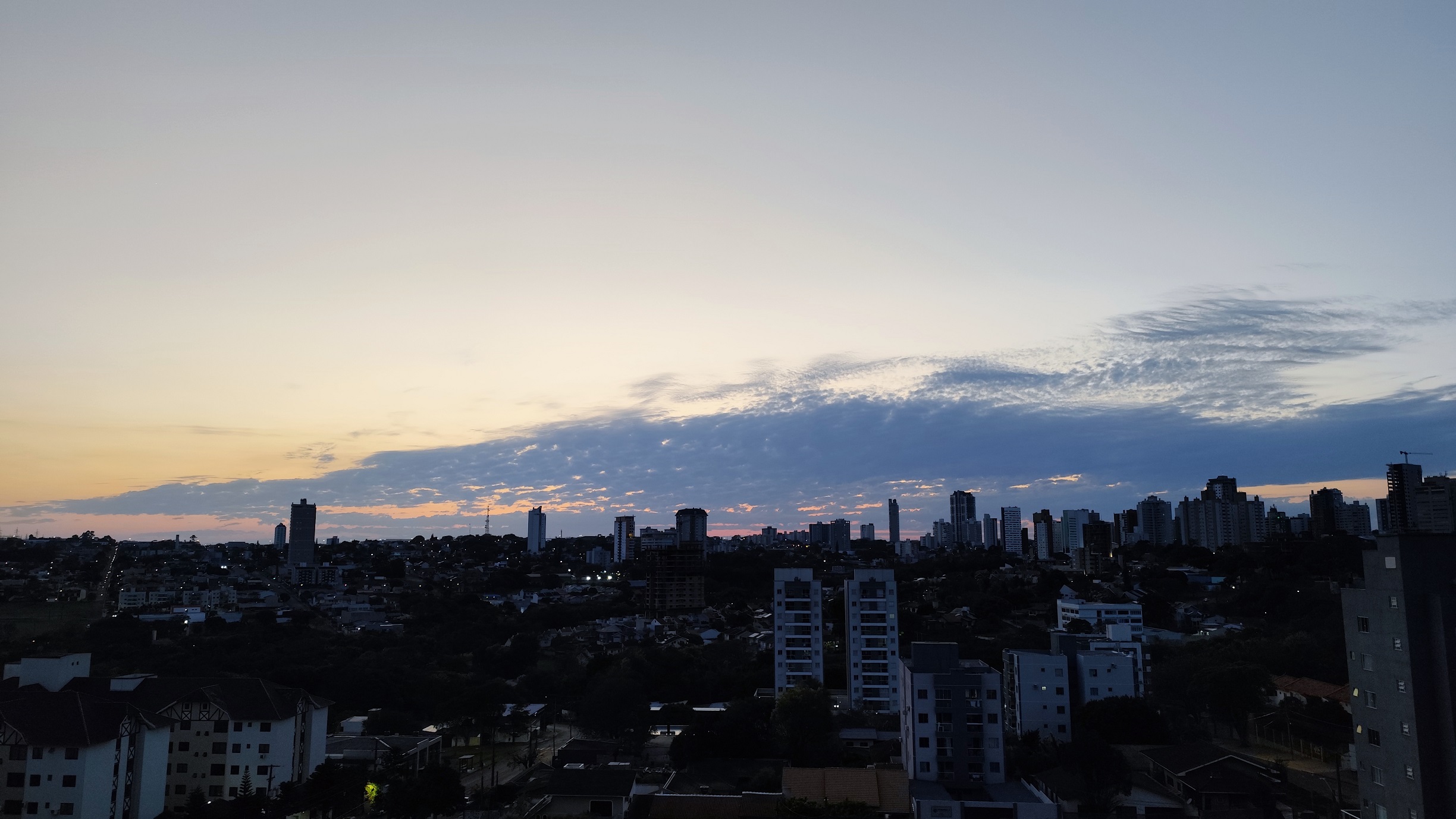 Sextou com sol firme e vento ousado em Cascavel