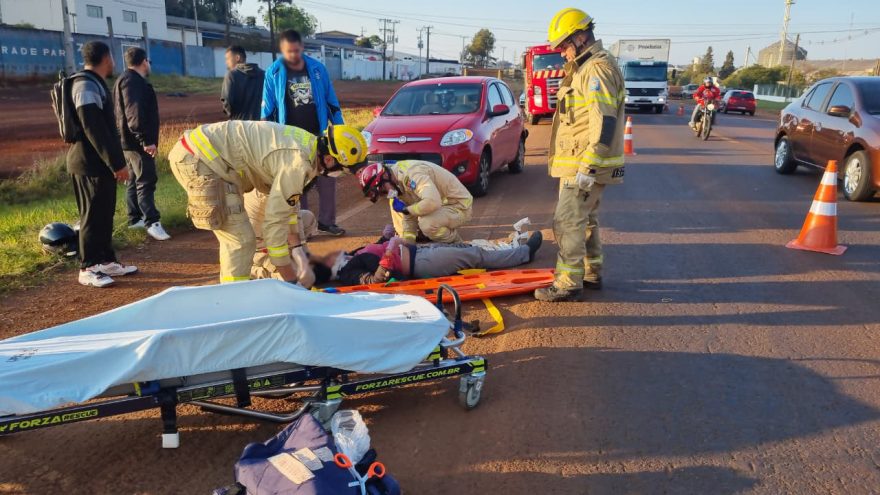 Mulher quebra a perna em acidente entre carro e moto na BR-369 em Cascavel