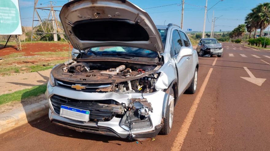 Fox e Tracker colidem no bairro Tropical em Cascavel