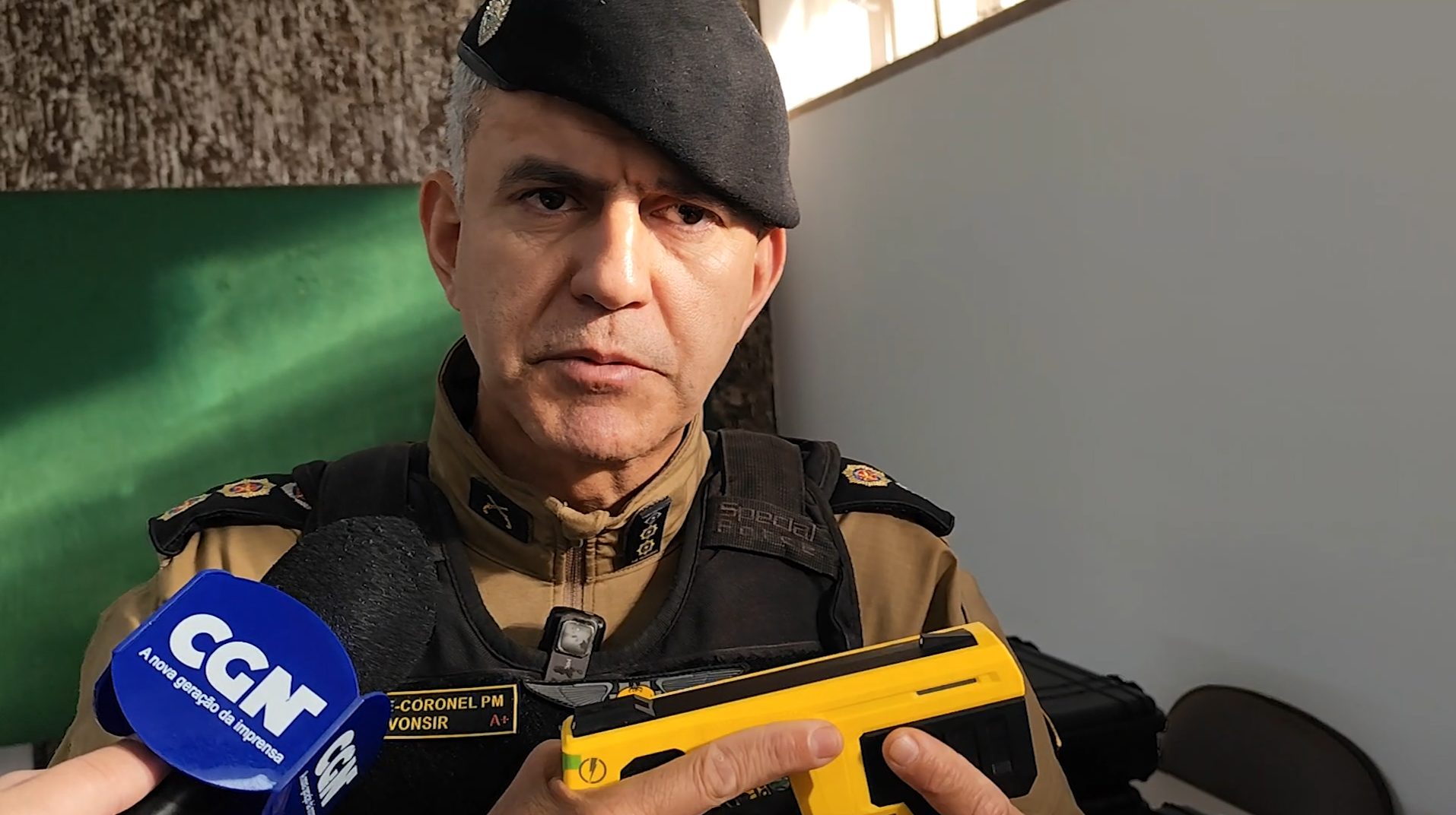 Comandante do 6º BPM demostra como novos Tasers funcionam: "Indivíduo perde o controle da musculatura"