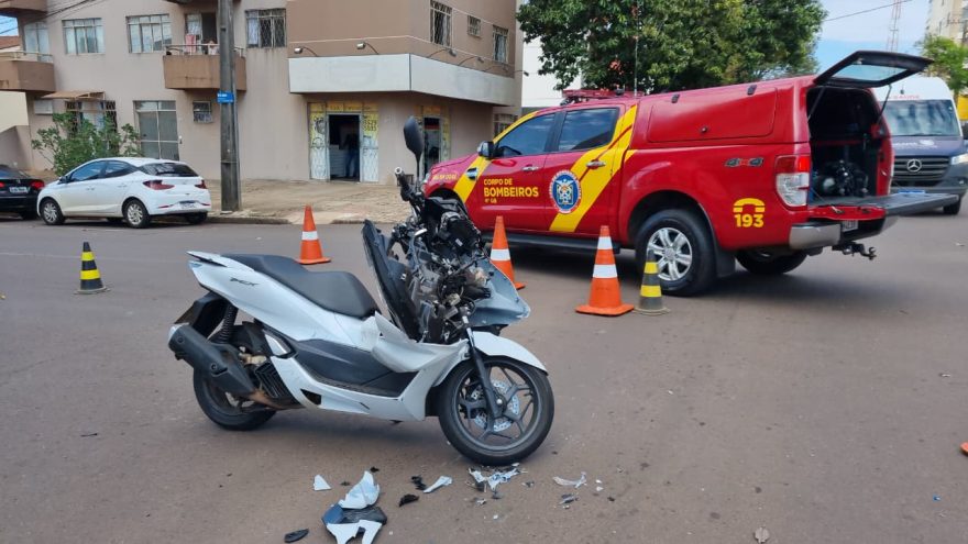 Forte colisão deixa motociclista ferido no cruzamento das ruas Rio de Janeiro e Paraguai