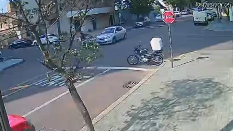 Forte colisão que deixou motociclista ferido é flagrada por câmera