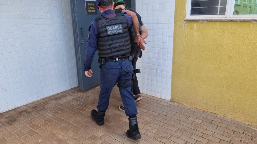 Com facas e ferramentas, procurado por homicídio é preso na Rodoviária