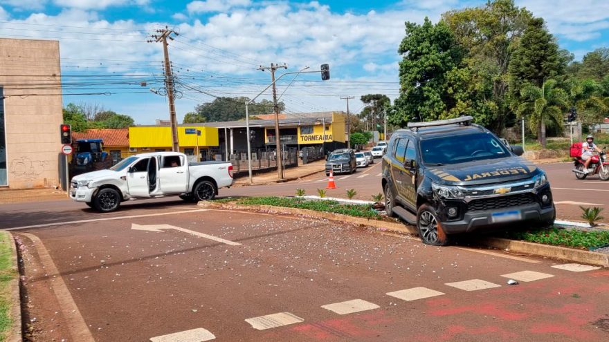 Viatura da Polícia Federal se envolve em acidente na Avenida Tancredo Neves em Cascavel