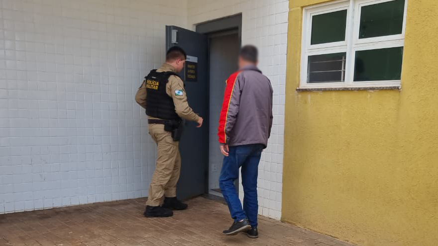 Idoso de 63 anos é detido após tentar beijar boca de adolescente à força