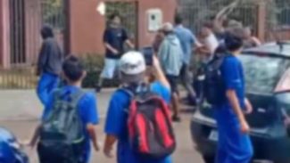 Briga generalizada entre alunos de colégio estadual é flagrada por internautas