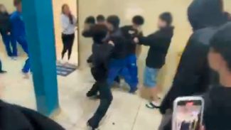 Vídeo mostra diversos alunos trocando socos e chutes em briga generalizada no Colégio Marilis