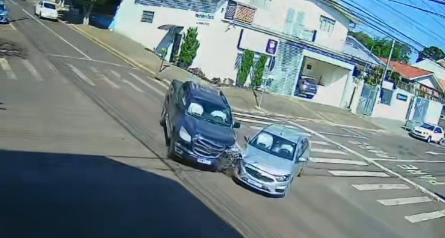 Câmera de segurança flagra momento em que Prisma avança a preferencial e atinge S10 em Cascavel