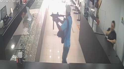 Assalto cinematográfico a loja de luxo é registrado por câmera de segurança Imagem referente a Assalto cinematográfico a loja de luxo é registrado por câmera de segurança