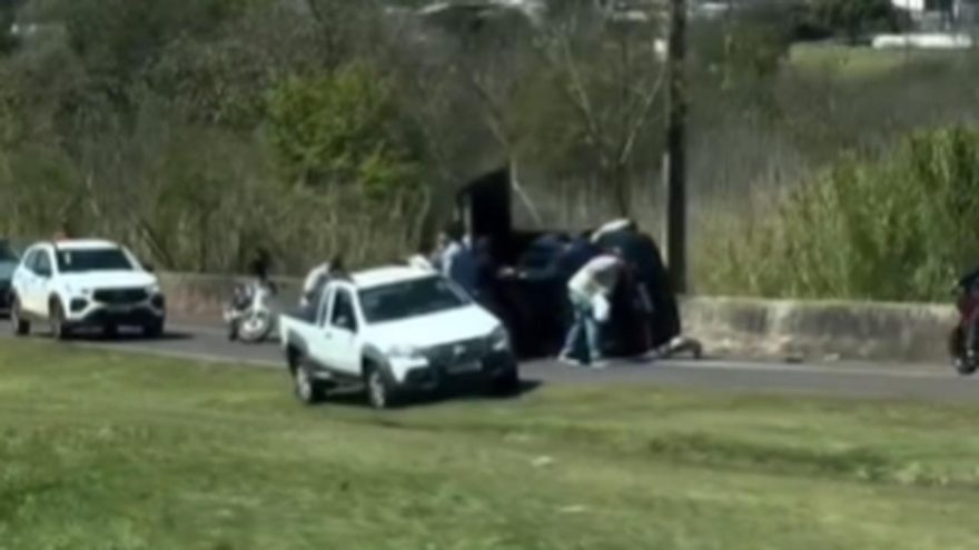 Carro tomba na marginal da BR-277 após acidente
