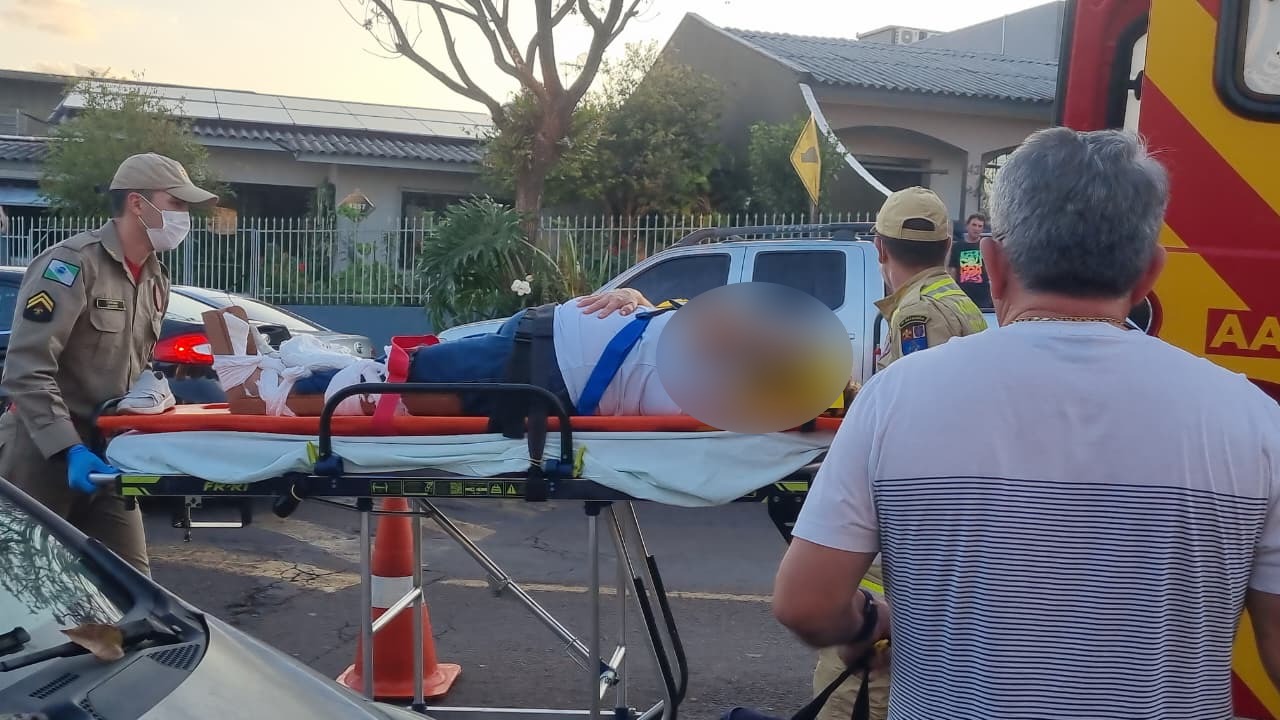 Mulher fica ferida ao sofrer queda na Rua Jacarezinho em Cascavel