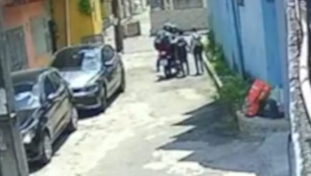 Vídeo mostra momento em que crianças são assaltadas em saída de escola
