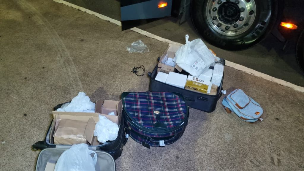 PM apreende medicamentos ilegais após abordar ônibus na Avenida Tancredo Neves