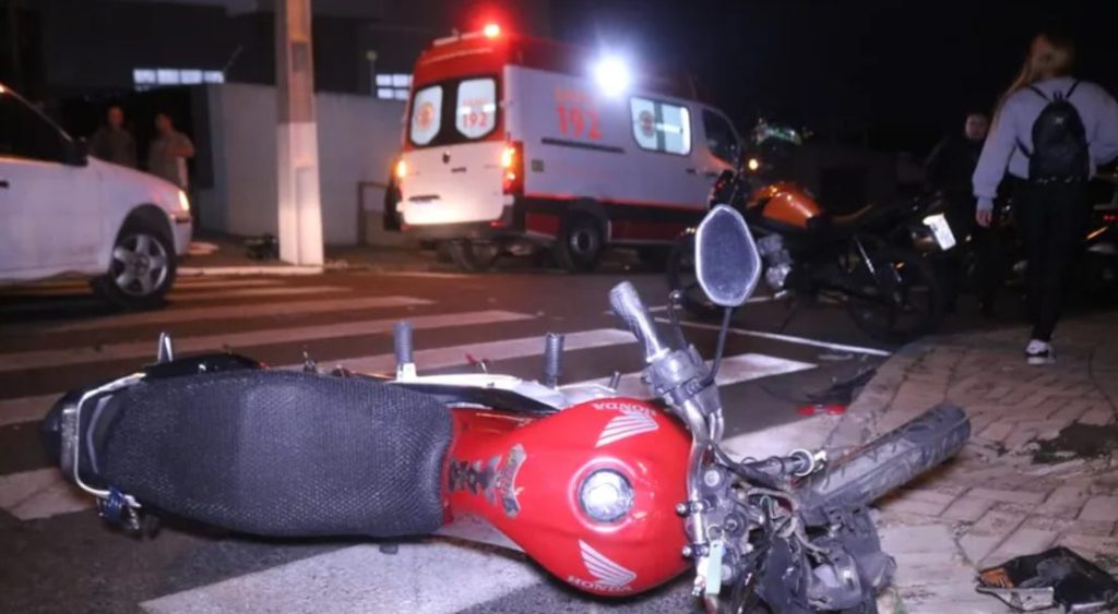 Gestante na garupa de moto fica ferida em acidente de trânsito
