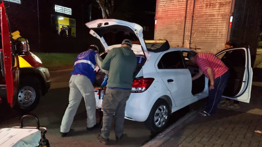 Motorista bate em caminhão estacionado e precisa ser resgatado pelo porta-malas no Santa Felicidade