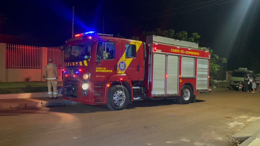 Corpo de Bombeiros é mobilizado para combater incêndio nos fundos de residência