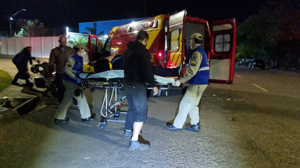 Jovem de 25 anos fica ferida em colisão frontal entre motos em Cascavel