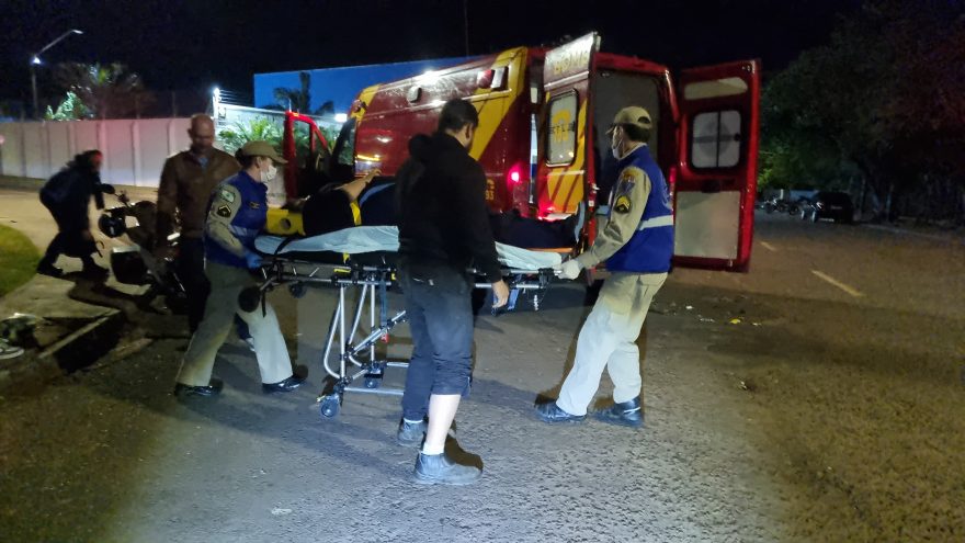 Jovem de 25 anos fica ferida em colisão frontal entre motos em Cascavel