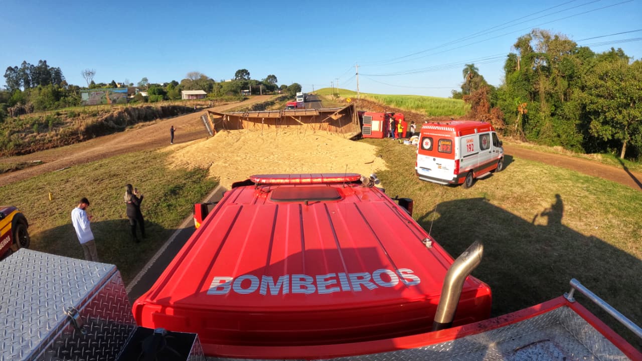 Caminhão tomba na BR-163 e espalha carga de arroz; dois vão parar no hospital
