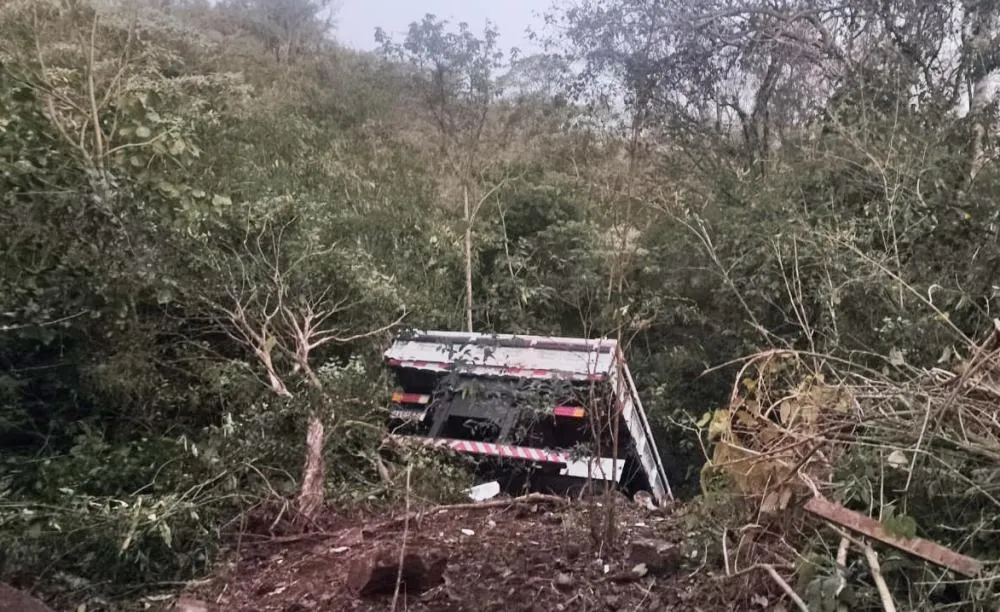 Caminhão sem freio despenca em buraco de 10 metros e mata motorista na PRc-487