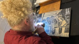 Artista com baixa visão fala da potência de pessoas com deficiência