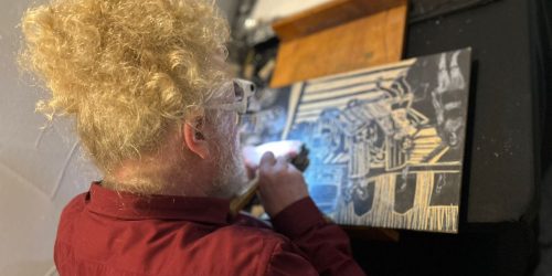 Artista com baixa visão fala da potência de pessoas com deficiência Imagem referente a Artista com baixa visão fala da potência de pessoas com deficiência