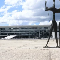 Praça dos Três Poderes terá segurança reforçada para 7 de setembro Imagem referente a Praça dos Três Poderes terá segurança reforçada para 7 de setembro