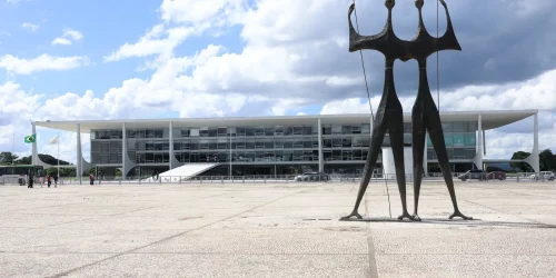 Praça dos Três Poderes terá segurança reforçada para 7 de setembro Imagem referente a Praça dos Três Poderes terá segurança reforçada para 7 de setembro