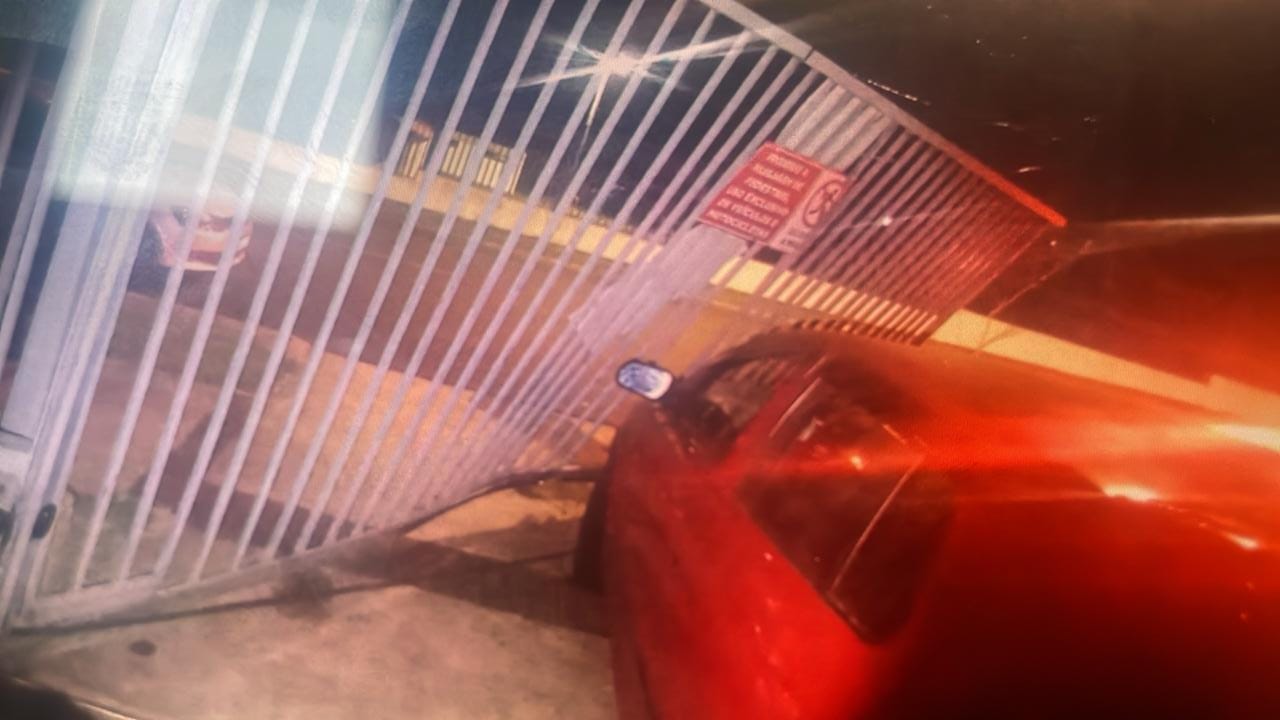 Motorista recusou realizar bafômetro após bater em dois carros e portão de prédio no Bairro Floresta