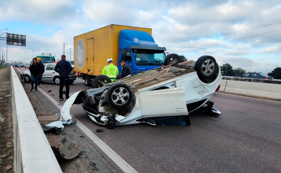 Caminhoneiro atravessa preferencial, carro capota e mãe quebra a perna na BR-116