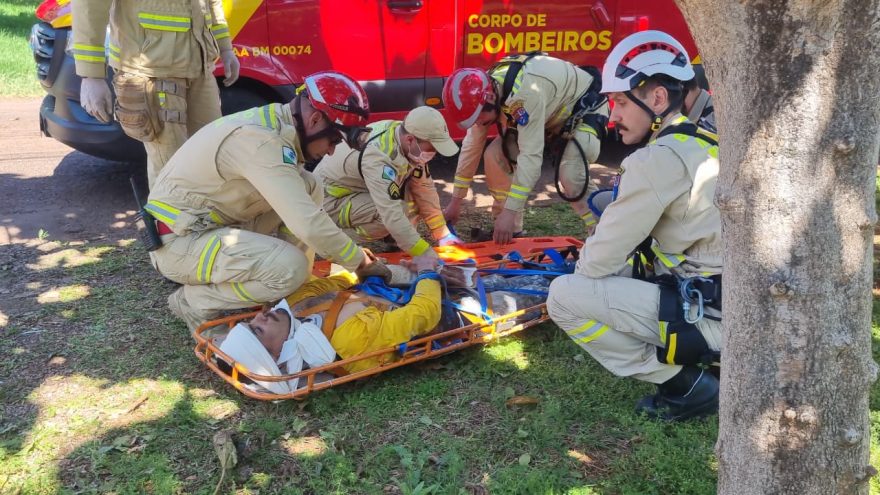 Resgate em altura: Pintor sofre queda de quatro metros e é socorrido pelo Corpo de Bombeiros