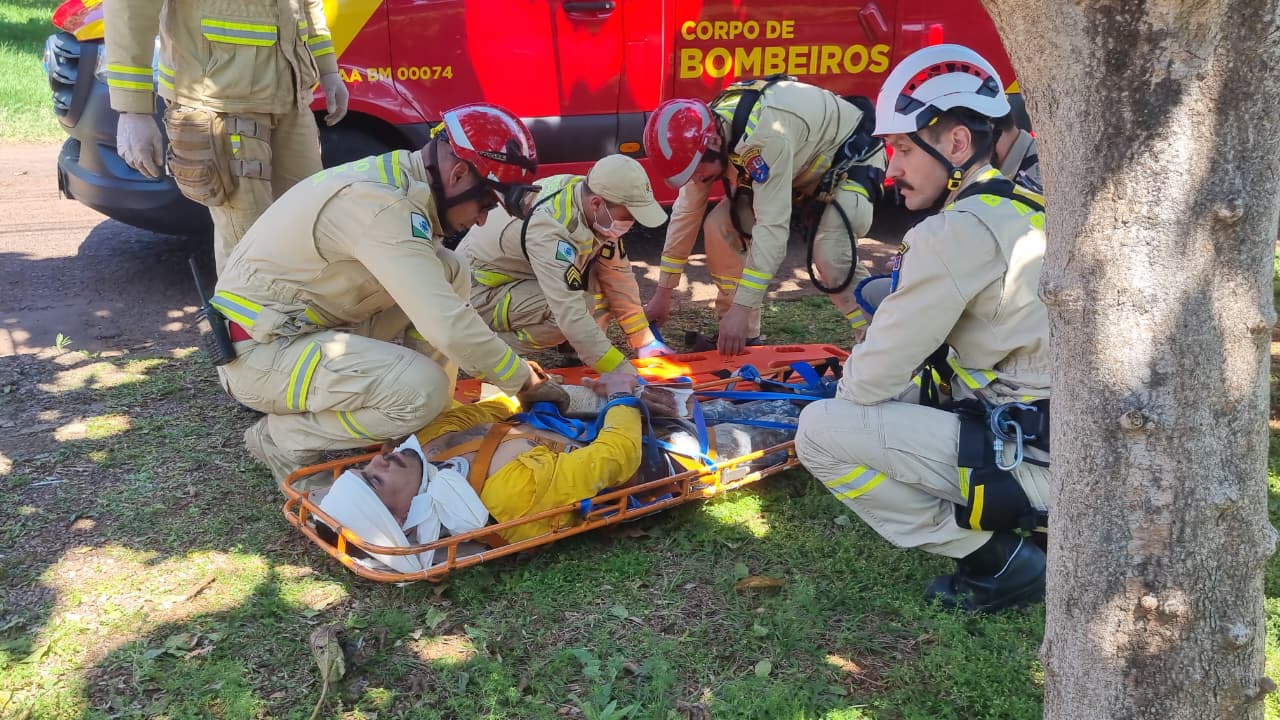 Resgate em altura: Pintor sofre queda de quatro metros e é socorrido pelo Corpo de Bombeiros