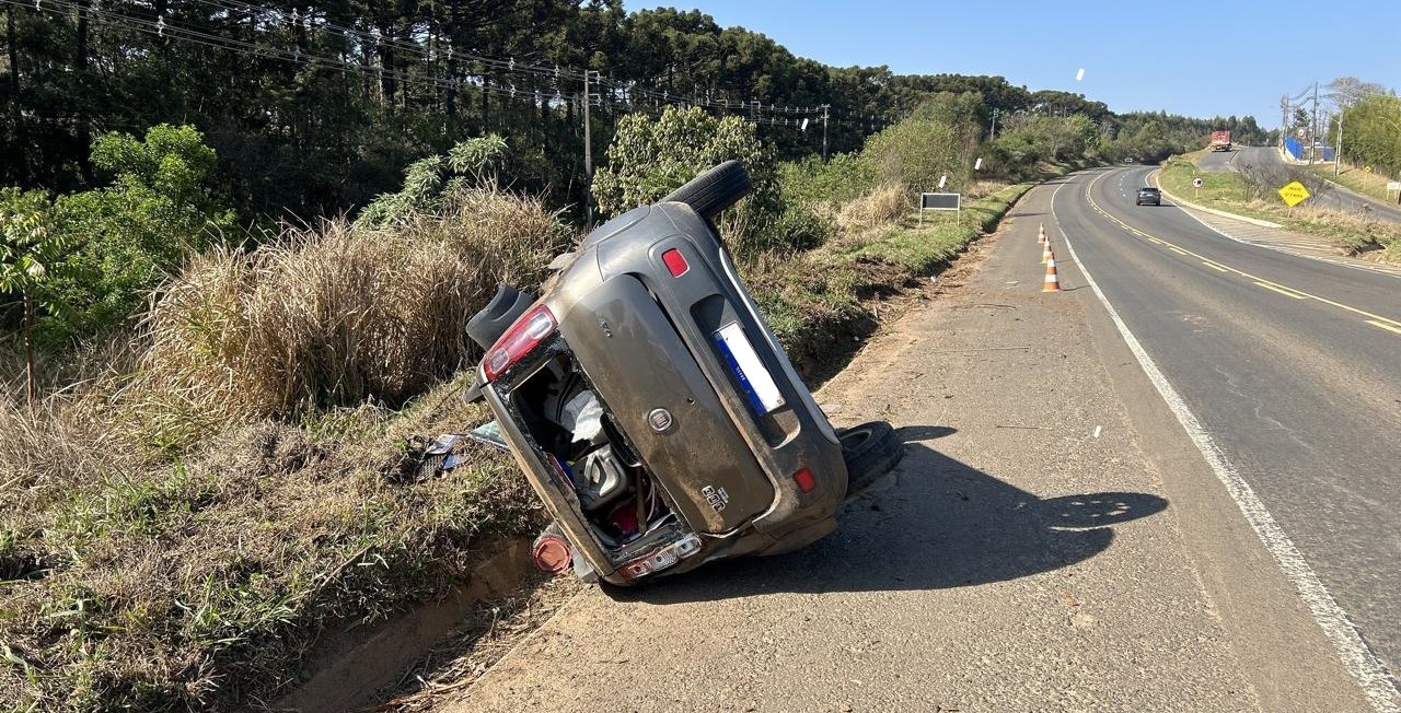 Motorista capota Uno na PR-160, sai ilesa e PRE é acionada