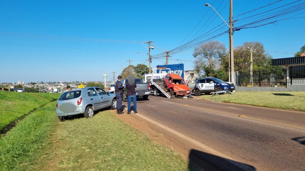 Dois veículos se envolvem em acidente na marginal da BR-277 em Cascavel
