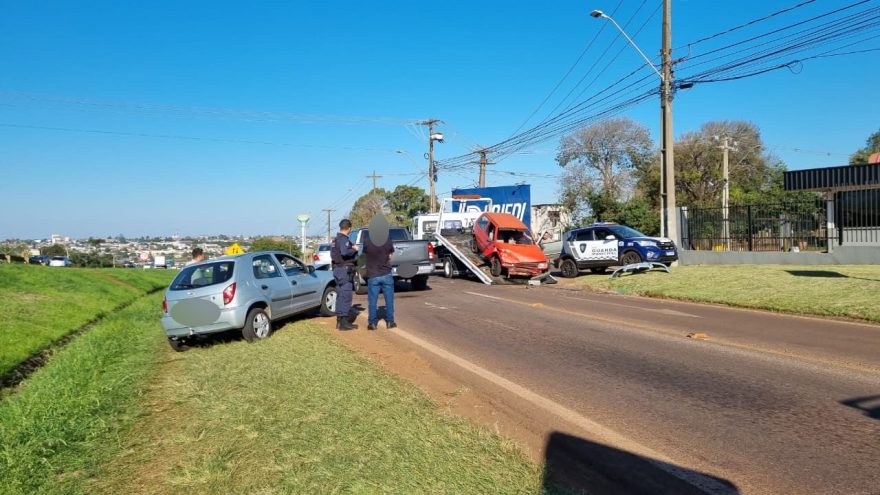 Dois veículos se envolvem em acidente na marginal da BR-277 em Cascavel