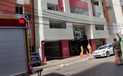 Homem cai do 10º andar, sobrevive e intriga autoridades: ‘Fiação acabou amortecendo’ Homem cai do 10º andar, sobrevive e intriga autoridades: ‘Fiação acabou amortecendo’