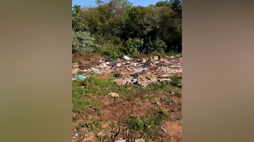 “Abandono total”: mato, fogo e medo tomam conta do Bairro Santa Cruz