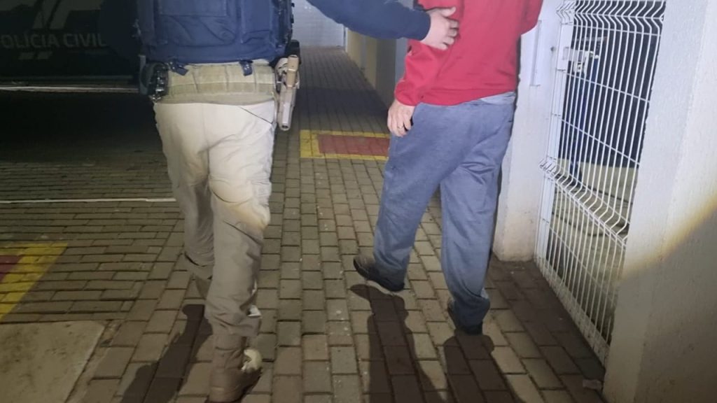 Embriagado, caminhoneiro passa 3 horas tentando manobra e é preso PRF na BR-163