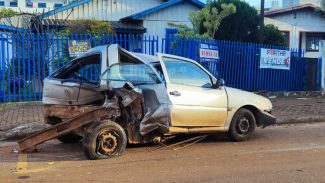 Gol fica destruído em acidente de trânsito na Rua Erechim, em Cascavel
