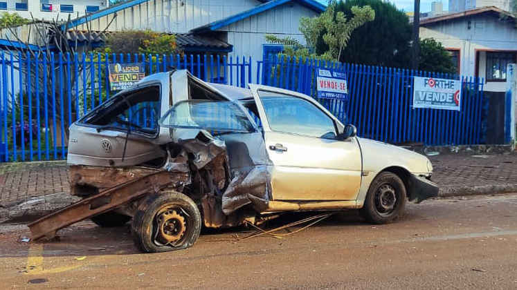 Gol fica destruído em acidente de trânsito na Rua Erechim, em Cascavel