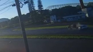 Câmera flagra Audi invadindo pista contrária e colidindo frontalmente com Agile na BR-277 em Cascavel Câmera flagra Audi invadindo pista contrária e colidindo frontalmente com Agile na BR-277 em Cascavel