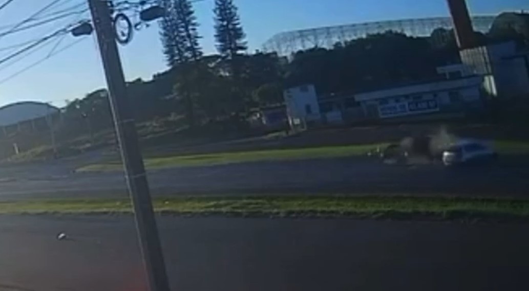 Câmera flagra Audi invadindo pista contrária e colidindo frontalmente com Agile na BR-277 em Cascavel
