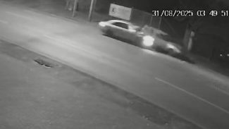 Veículo colidiu violentamente contra traseira de Gol que ficou destruído na rua Erechim em Cascavel
