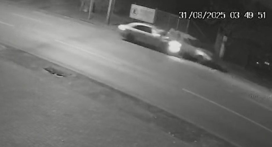 Veículo colidiu violentamente contra traseira de Gol que ficou destruído na rua Erechim em Cascavel