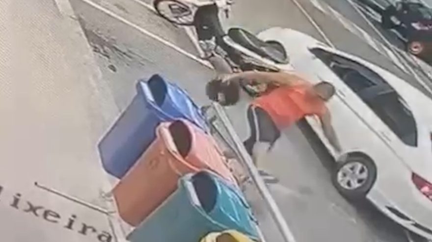 Covarde! Cachorro desmaia após bicuda de motociclista