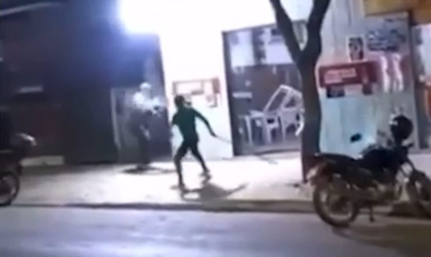 Bêbado ataca clientes de bar com motosserra ligada após dona recusar vender mais bebidas alcoólicas