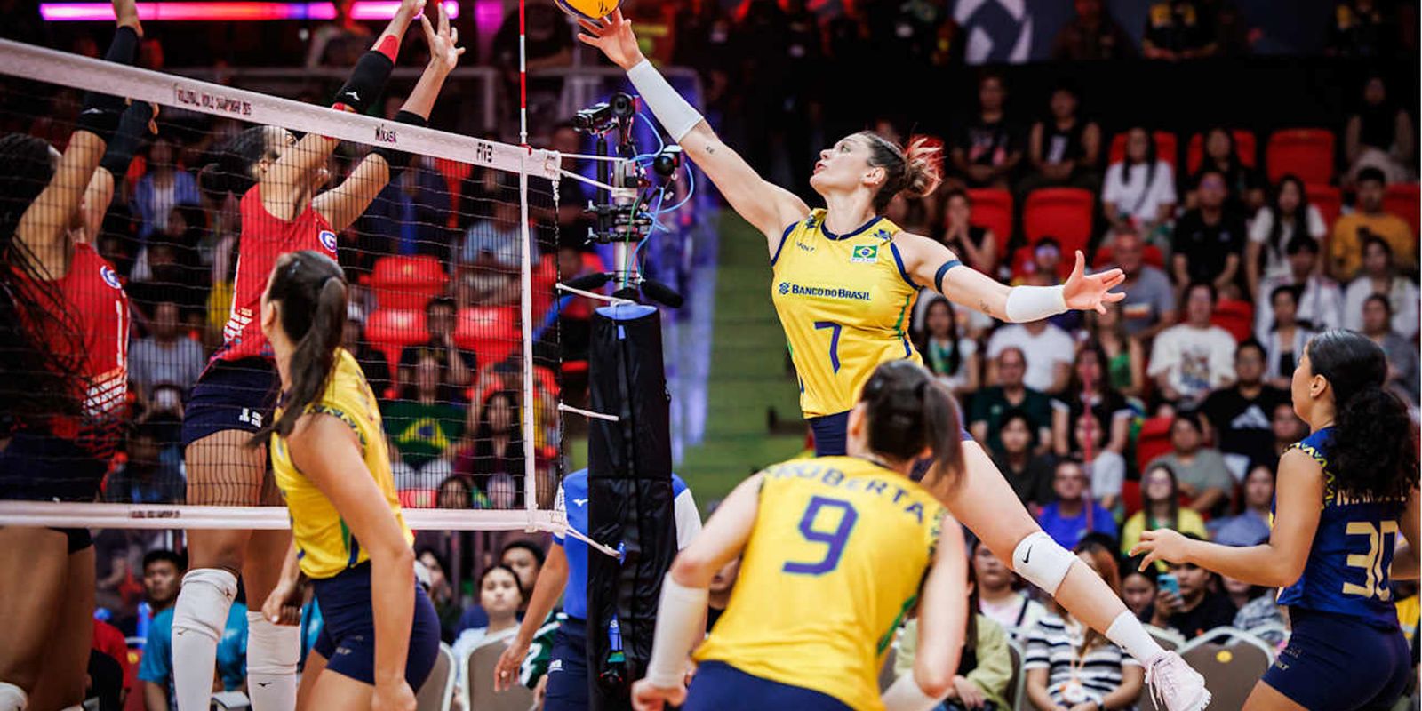 Brasil vence e pega França nas quartas do Mundial de vôlei feminino