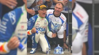 Isack Hadjar quebra primeiro troféu conquistado na Fórmula 1
