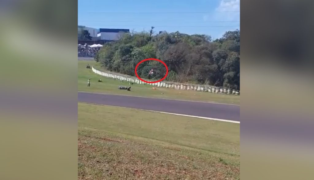 Vídeo mostra moto “rodopiando” no ar após acidente em curva no Moto1000GP