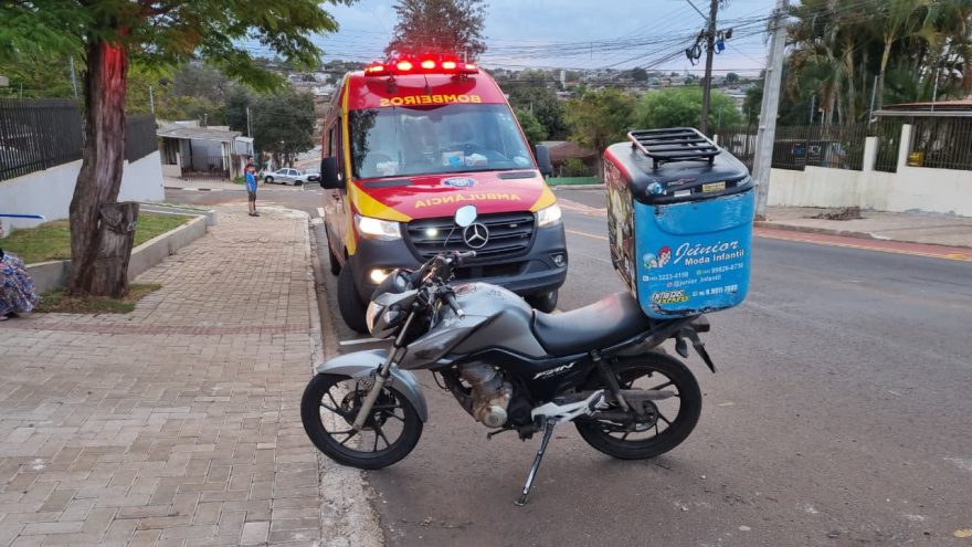 Motociclista se enrosca em fios soltos e sofre queda no Bairro Floresta